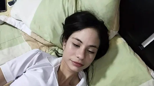 Sapık üvey baba, üvey kızının çalışmasını yarıda kesiyor