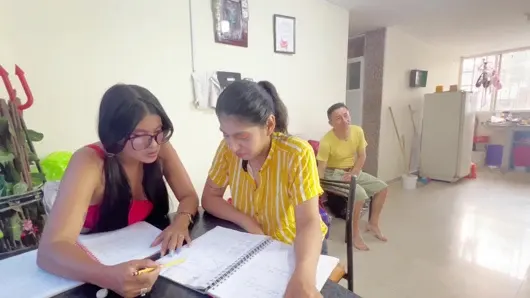 Sapık yeşil yaşlı adam iki lezbiyen üniversite öğrencisini sikiyor.