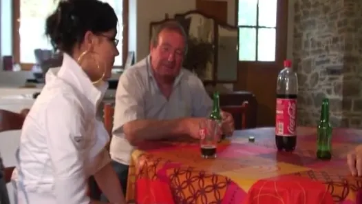 Seksi Fransız orta yaşlı seksi kadın domalarak sert bir yarak elde ediyor