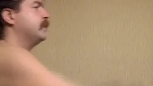 Seksi koyu saçlı Alman bebek kıllı amını banyoda siktiriyor