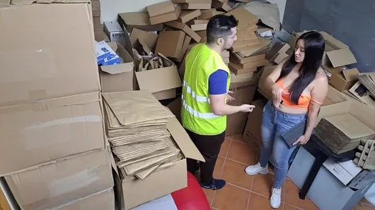 Seksi latin tanrıça patron çalışanını telefonda yakalıyor