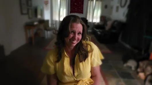 Seksi olgun orta yaşlı seksi kadın seksi genç bayan anna lynx ile ilk lezbiyen deneyimini yaşıyor