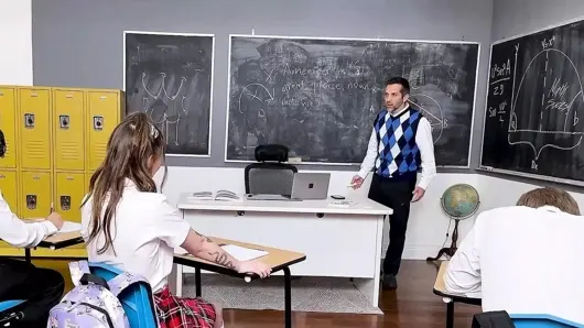 Sessiz kız fışkırtmalı sikiş oyuncağına çiçek açıyor