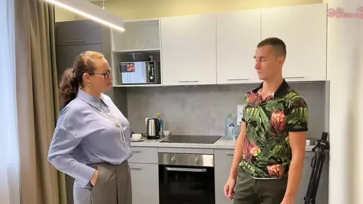 Sessiz, sessiz! Üvey annemi uyandıracaksınız! Otel misafiri güzel hostes ve sevimli üvey kızını sikiyor!