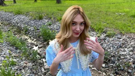 Sevimli bir yabancıya sokakta yardım etti ve onu aynı gün sikti