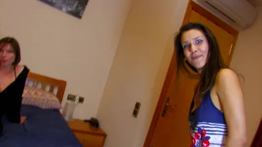 Sevimli olgun ev hanımı var ona ilk porno film deneyimi