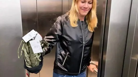 Sevimli sarışın kaltak herkesin içinde uzaktan kumanda ediliyor!!