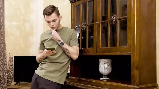 Shame4k. Olgun, hırsızlık için sikilmek için hayatının en keyifli dersini alıyor