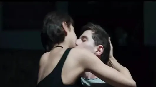 Sıcak genç alem içinde Rus film