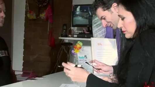 Sıcak gerçek bir çift için bir swinger kulübünde ilk kez