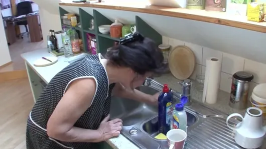 Temizlikçi kadın 57 helga mutfakta sikiliyor