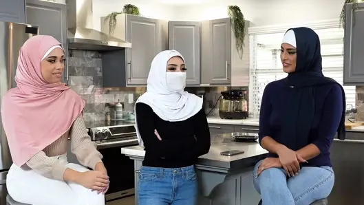 Tesettür seks – masum genç Violet gems kendini kaybeder ve varlığından hiç haberdar olmadığı bir taraf bulur