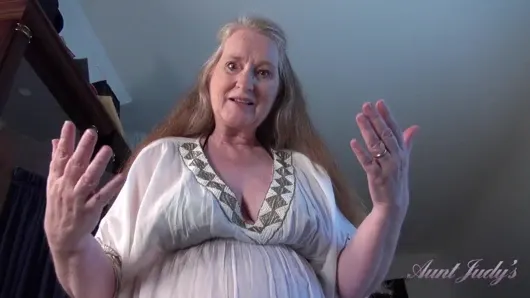 Teyze Judys – 61 yaşındaki büyük memeli gilf üvey annen Maggie sana mastürbasyon yapıyor (pov)