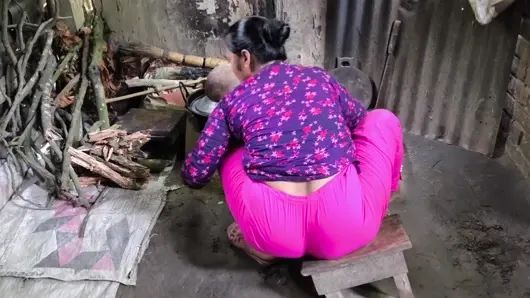 Teyzemi mutfak odasında yakaladım ve onu sikmeye başladım