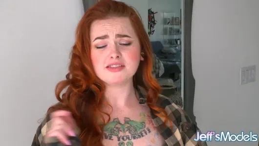 Tombul kızıl saçlı Adora Bell siyah bir delikanlıyı baştan çıkarıyor