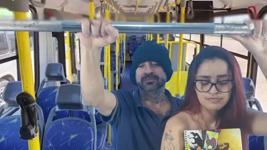 Toplu taşımada sikildim ve üstüme boşaldı ve götümü kremsi bıraktı