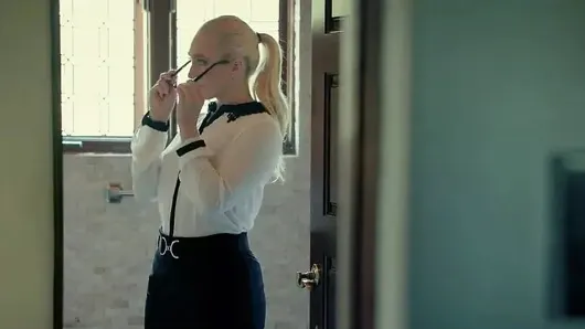 Tushy – patronu tarafından cezalandırılan kıvrımlı aj applegate