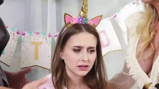 Üvey anne Brandi Love, Laney Grey’e 18. doğum günü için üçlü seks yapıyor – familystrokes