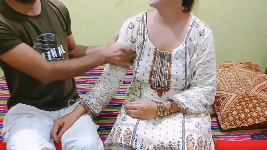 Üvey anne mükemmel yuvarlak götten sikiliyor – Hintçe ses