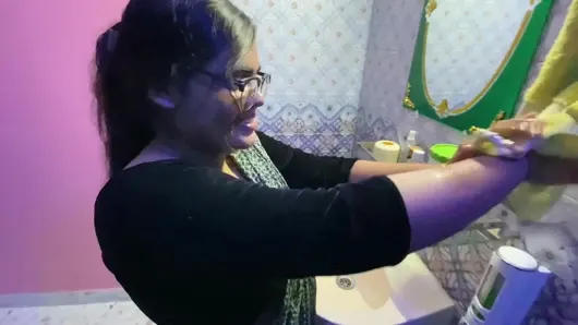 Üvey anne ve üvey kız romantik seks yapıyor