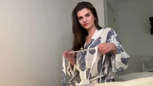 Üvey anne yatak odasında boşalırken üvey oğlu tarafından yakalandı