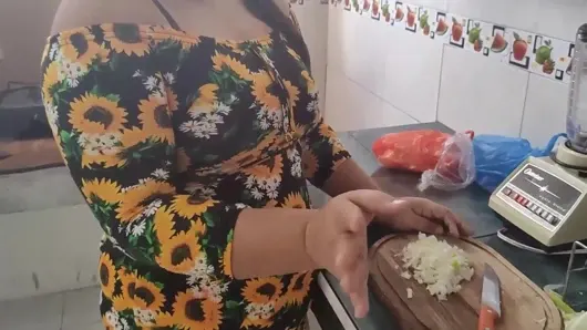 Üvey annem evde yalnızken yemek yaparken kız arkadaşımı nasıl becermem gerektiğini söylüyor