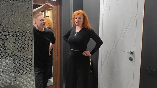 ÜVEY ANNEM ILE SEYAHAT EDIYORUM. ÖNEMLI BIR TURNUVADAN ÖNCE OTEL VE YARDıM