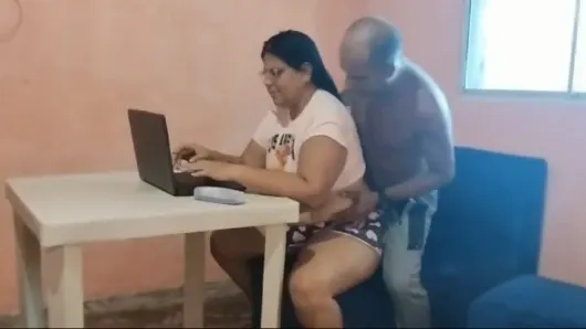 Üvey baba utangaç üvey kızını baştan çıkarıyor ve onu spermle doldurana kadar amını sikiyor (umarım hamile değildir)