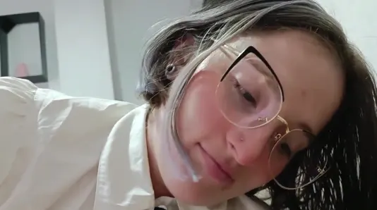 Üvey babam sır saklamam karşılığında kıçımı kirletti.