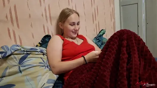 Üvey kız kardeş üvey erkek kardeşine bir kızı götten nasıl sikeceklerini öğretiyor