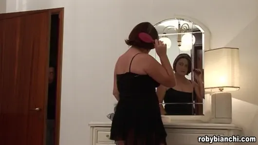 Üvey oğul, banyodayken üvey anneyi gözetliyor, sonra onu sikiyor