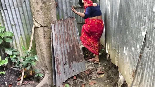 Üvey teyzemin banyoya girdiğini görüyorum, arkasından yürüyorum ve onu sikmeye başlıyorum