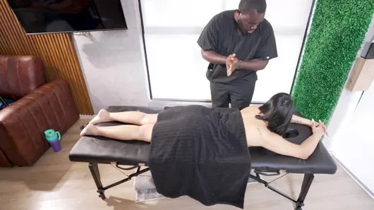 Yağlı masaj büyük yaraklı büyük zenci yarağı ile ırklararası seksle latin orta yaşlı seksi pawg’a boşalıyor! Kylei ellish ve semaj