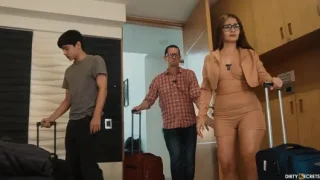 Yanlışlıkla üvey oğlu beni götten siktiğinde kocam ve üvey oğluyla yatağı paylaşıyorum.