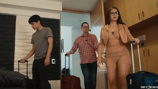 Yanlışlıkla üvey oğlu beni götten siktiğinde kocam ve üvey oğluyla yatağı paylaşıyorum.