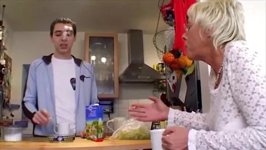 Yaşlı bir Alman nine sıkı deliklerini parçalatıyor