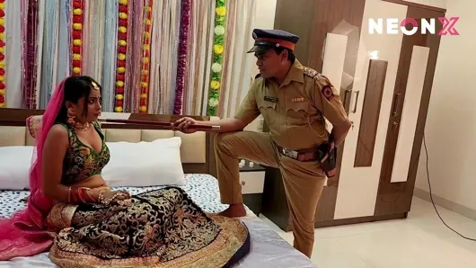 Yeni evli çiftlerin ilk gece seks hikayesi. Tutkulu aşka sahip kocasıyla evli kadın seks yapıyor!