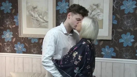 Yeni genç bir öğrenci LaceyStar ile biraz para kazanıyor