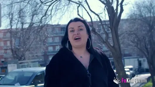 Yıllar sonra… sandra geri döndü ve hala kocaman göğüsleri var!