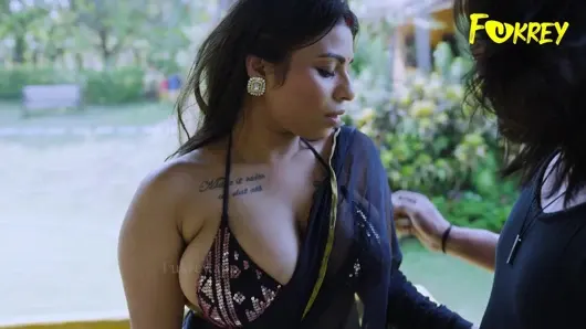 YÜZME HAVUZUNDA AÇıK HAVADA ÜÇLÜ SEKS