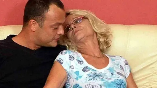 Zayıf olgun nine yan kapıdaki genç adam tarafından sikiliyor