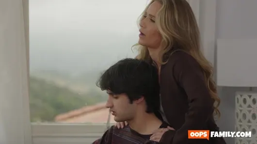 Zinde üvey anne orta yaşlı seksi kadın Athena Anderson finallerden önce üvey oğluyla sikişiyor