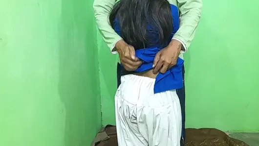 18 yaşındaki öğrenci gerçek desi bakire genç Hintli kız ilk kez göğüslerini ve amcığını seviyor sert anal kız arkadaş okul koleji