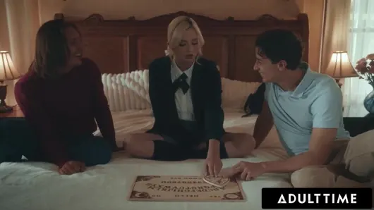 ADULT TIME – üvey erkek kardeşler 3’lü şaka saf bakire Lexi Lore ile ruh tahtası! ÇIFTE DÖLLEME