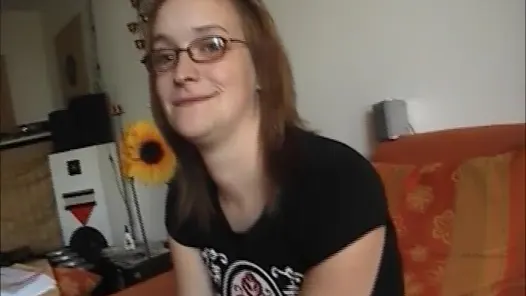 Almanya’dan seksi bir esmer bayan, beceriksizliğinin derinliklerinde kalın bir horoz tapıyor