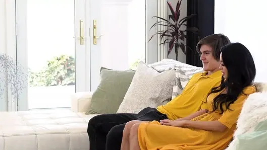 Anne takası – kıskanç milf busty arkadaşını üvey oğlunu becerirken yakaladı ve bir ticaret için baştan çıkardı