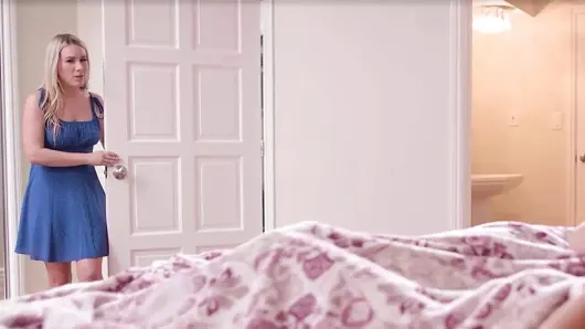 Annenin kızı – orta yaşlı seksi kadın üvey kızının kız arkadaşı Lulu Chu’nun takma yarakla sikişini izlerken mastürbasyon yapıyor
