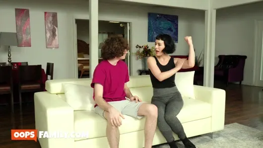 Ateşli üvey anne Olive Glass ile evde yoga üvey oğluyla sert seks seansına dönüşüyor