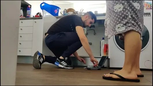Azgın evli kadın tamirciyi lavabonun altında sikiyor