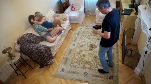 Azgın olgun adam iki genç üvey kız kardeşini tutkulu lezbiyen seks yaparken filme alıyor